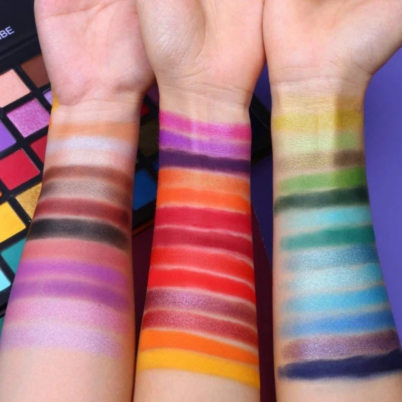 Palette Yeux 40 Fards à Paupières Spotlight Swatch Test