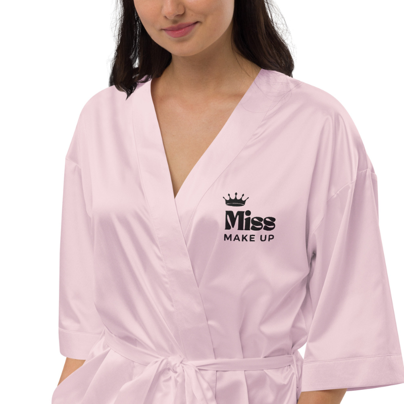 peignoir satin rose broderie poitrine